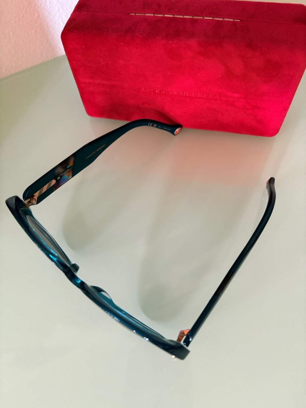Carolina Herrera Oversized Sunglasses with Original Case - Picture 11 of 15
